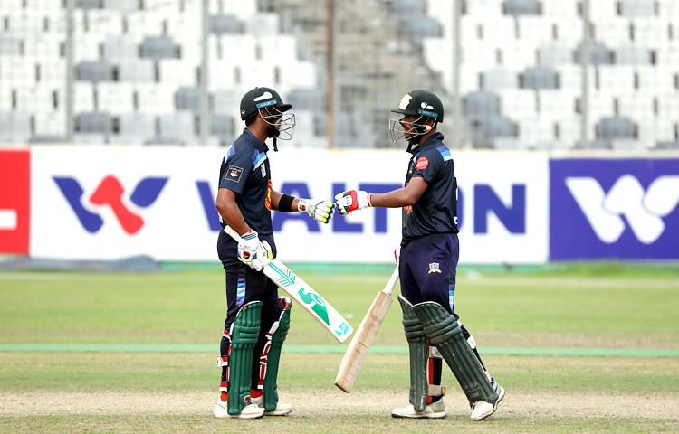 পারটেক্স স্পোর্টিং ক্লাব প্রথম বিভাগে নেমে গেছে। প্রিমিয়ার লিগে টিকে গেছে লিজেন্ডস অব রূপগঞ্জ। সাভার বিকেএসপির তিন নম্বর মাঠে রেলিগেশন লিগে আজকের ম্যাচটি দুই দলের জন্য কোনোই গুরুত্ব বহন করছে না। ছবি : সংগৃহীত