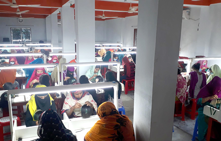 দিনাজপুরে ২১টি পরচুলা তৈরির কারখানা গড়ে উঠেছে। চীন ও জাপানসহ ১০টি দেশের ব্যবসায়ীরা এখান থেকে চুলের ক্যাপ আমদানি করছে। এসব কারখানায় ২ হাজার নারী শ্রমিক কাজ করছেন। ছবি : এমদাদুল হক মিলন