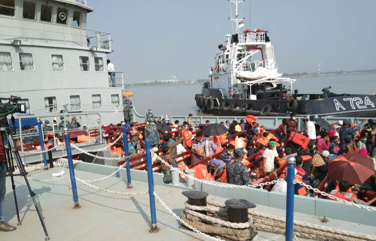 শুক্রবার (৪ ডিসেম্বর) সকাল ১০টা ২০ মিনিটে রোহিঙ্গাদের নিয়ে ভাসানচরের উদ্দ্যেশে প্রথম জাহাজটি চট্টগ্রাম ছেড়ে যায়। এর আগে সকাল ৯টা থেকে রোহিঙ্গাদের জাহাজে তোলার কার্যক্রম শুরু হয়।