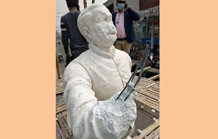 কুষ্টিয়া শহরের পাঁচ রাস্তার মোড়ে রাতের আঁধারে জাতির পিতা বঙ্গবন্ধু শেখ মুজিবুর রহমানের নির্মাণাধীন ভাস্কর্য ভেঙে ফেলেছে দুর্বৃত্তরা। ছবি: জাগো নিউজ