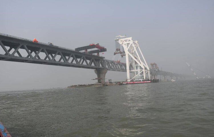 বসেছে স্বপ্নের পদ্মা সেতুর শেষ স্প্যান। বৃহস্পতিবার (১০ ডিসেম্বর) দুপুর ১২টা ২ মিনিটে ১২ ও ১৩ নম্বর পিলারের ওপর বসানো হয় ৪১তম স্প্যানটি। এর মাধ্যমেই দৃশ্যমান হলো ৬ দশমিক ১৫ কিলোমিটার দীর্ঘ পদ্মা সেতু। পদ্মা সেতুর নির্বাহী প্রকৌশলী ও প্রকল্প ব্যবস্থাপক দেওয়ান আবদুল কাদের বিষয়টি নিশ্চিত করেন। ছবি: জাগো নিউজ