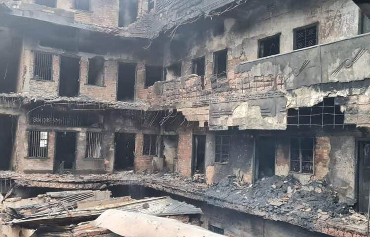 রাজধানীর পুরান ঢাকার চকবাজারের কেবি রুদ্ররোডের ‘নোয়াখালী ভবনে’ প্লাস্টিক কারখানায় বৃহস্পতিবার দিবাগত রাত পৌনে ৩টায় ভয়াবহ অগ্নিকণ্ডের ঘটনা ঘটেছে। দীর্ঘ পাঁচ ঘণ্টা চেষ্টার পর সকাল পৌনে ৮টায় ফায়ার সার্ভিস অ্যান্ড সিভিল ডিফেন্সের ১৫টি ইউনিট আগুন নিয়ন্ত্রণে আনে। ছবি: বিপ্লব দিক্ষিৎ