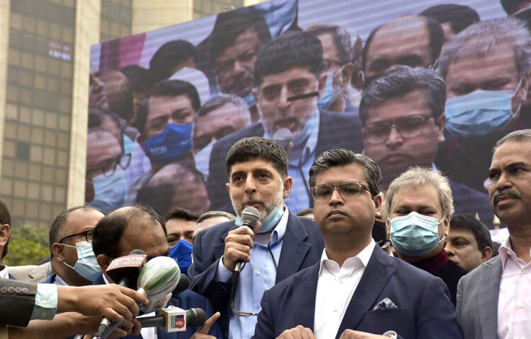 ‘এগিয়ে নেয়ার দেশ বাংলাদেশ। অবমাননার নাম বাংলাদেশ নয়, অর্থনৈতিকভাবে এগিয়ে নেয়ার নাম বাংলাদেশ। দেশের উন্নয়নে আমরা (ব্যবসায়ীরা) কাজ করছি। বাংলাদেশ এখন গতিশীল। এ দেশ এগিয়ে যাচ্ছে, এ দেশকে আরও এগিয়ে নিতে আমাদের একত্রে কাজ করতে হবে।’ শনিবার (১২ ডিসেম্বর) রাজধানীর মতিঝিলে ঘণ্টাব্যাপী মানববন্ধনে এসব কথা বলেন বাংলাদেশের শীর্ষস্থানীয় শিল্পপ্রতিষ্ঠান প্রাণ-আরএফএল গ্রুপের চেয়ারম্যান ও প্রধান নির্বাহী কর্মকর্তা (সিইও) আহসান খান চৌধুরী। ছবি: বিপ্লব দিক্ষিৎ