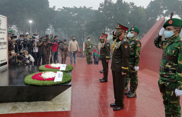 রাষ্ট্রপতি ও প্রধানমন্ত্রীর পক্ষ থেকে শ্রদ্ধা নিবেদন করা হয়। ছবি: মাহবুব আলম