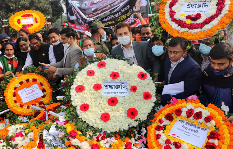 শহীদ বুদ্ধিজীবী দিবস  উপলক্ষে আজ সকালে সংস্কৃতি বিষয়ক মন্ত্রণালয়ের পক্ষ হতে মিরপুর শহিদ বুদ্ধিজীবী স্মৃতিসৌধে পুষ্পস্তবক অর্পণ করে শ্রদ্ধা জানানো হয়। ছবি: সংস্কৃতি বিষয়ক মন্ত্রণায়ের সৌজন্যে