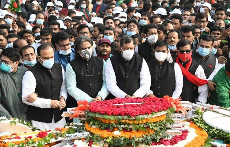 মহান বিজয় দিবস উপলক্ষে আজ জাতীয় স্মৃতিসৌধে মুক্তিযুদ্ধে প্রাণ উৎসর্গকারী শহীদদের শ্রদ্ধা জানান আওয়ামী লীগের নেতারা। ছবি: জাগো নিউজ