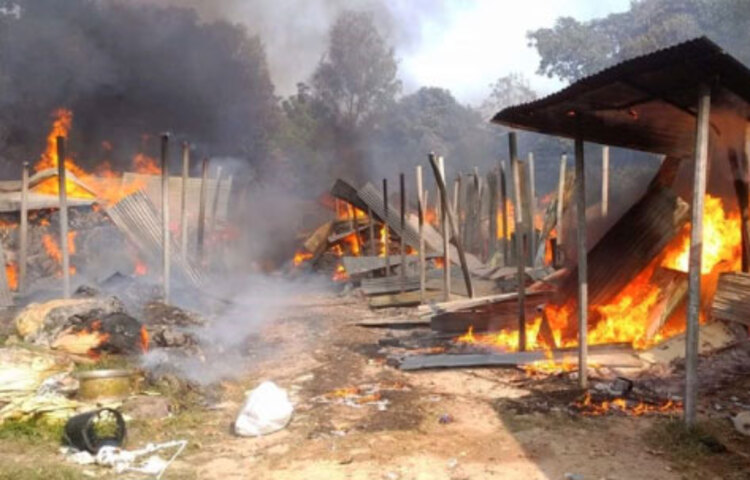 গাজীপুর মহানগরীর পূবাইল থানার কুদাব কাজী পাড়া এলাকাড তুলার গুদামে অগ্নিকাণ্ডের ঘটনা ঘটেছে। আজ সকাল সাড়ে ১০টায় রহমান এন্টারপ্রাইজ নামের এক গার্মেন্টসের ঝুট থেকে তুলা তৈরির কারখানায় এ ভয়াবহ অগ্নিকাণ্ডের ঘটনা ঘটে। ছবি: জাগো নিউজ