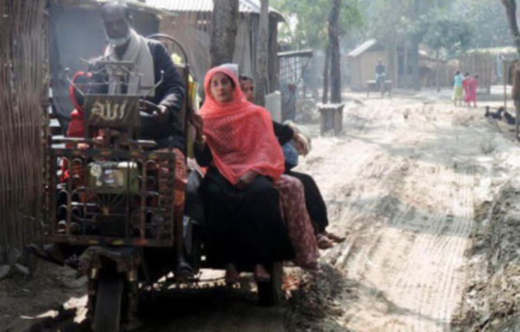 মাত্র দুই কিলোমিটার ভাঙা সড়ক সংস্কার না করায় দুর্ভোগ পোহাচ্ছেন প্রায় ১০ হাজার মানুষ। পাবনার সদর উপজেলার চরতারাপুর ইউনিয়নের বালিয়াডাঙ্গি-আড়িয়া গোহালবাড়ি এলাকার এই দুই কিলোমিটার সড়কে প্রায় এক যুগ ধরে সংস্কারের ছোঁয়া না লাগায় এ অবস্থার সৃষ্টি হয়েছে। ছবি: জাগো নিউজ