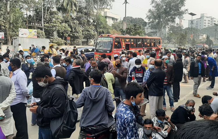 রাজধানীর দেওয়ানবাগ পীর মৃত্যুর পর তাকে দেখতে ছুটে আছেন তার ভক্তরা। ছবি: বিপ্লব দিক্ষিৎ