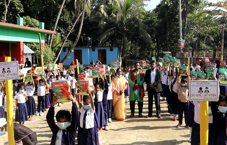 বছরের প্রথম দিনেই লক্ষ্মীপুরে নতুন বইয়ের গন্ধে মাতোয়ারা প্রাথমিকের ২ লাখ ৩৩ হাজার শিক্ষার্থী। আজ সকালে সদর উপজেলার উত্তর মজুপুর সরকারি প্রাথমিক বিদ্যালয়ে নতুন বই পেয়ে আনন্দে মেতে ওঠে শিশু শিক্ষার্থীরা। ছবি: জাগো নিউজ