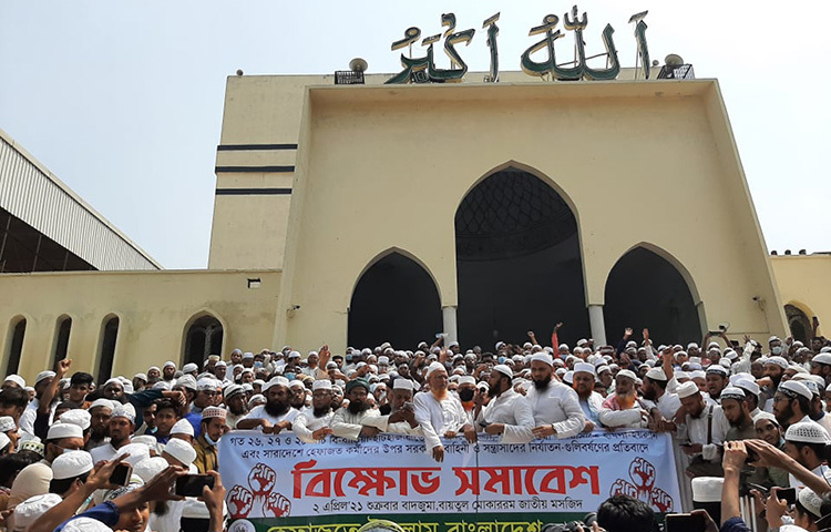 আজ জুমার নামাজের পর জাতীয় মসজিদ বায়তুল মোকাররমের সামনে সমাবেশ করেছেন হেফাজতে ইসলামের নেতাকর্মীরা। ছবি: জাগো নিউজ