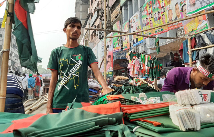 রাজধানীর ফুটপাতে জাতীয় পতাকা বিক্রি হচ্ছে। ছবি: মাসুদ রানা