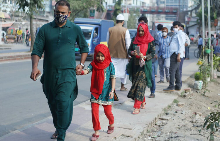 পরিবারের সবাইকে নিয়ে বিজয় দিবসের ছুটিতে ঘুরতে বেরিয়েছেন অনেকে। রাজধানীর বিভিন্ন সড়কে এমন দৃশ্য দেখা গেছে। ছবি: মাহবুব আলম