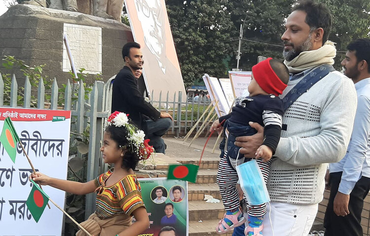 বিজয় দিবসের ছুটিতে ঘুরতে বের হতে পেরে আনন্দিত শিশুরা। ছবি: মাহবুব আলম