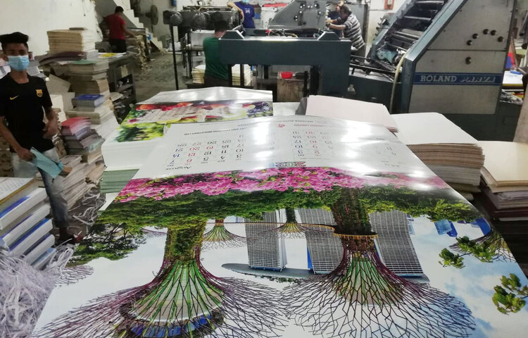 করোনার কারণে আসছে নতুন বছরের ক্যালেন্ডার ও ডায়েরির অর্ডার কম পাচ্ছে প্রিন্টিং এবং প্রেস ব্যবসায়ীরা। তাই এ বছরের বিক্রি নিয়ে চিন্তিত ব্যবসায়ীরা। রাজধানীর পল্টন এলাকা থেকে আজ দুপুরে এ ছবি তোলা হয়েছে। ছবি: মাহবুব আলম