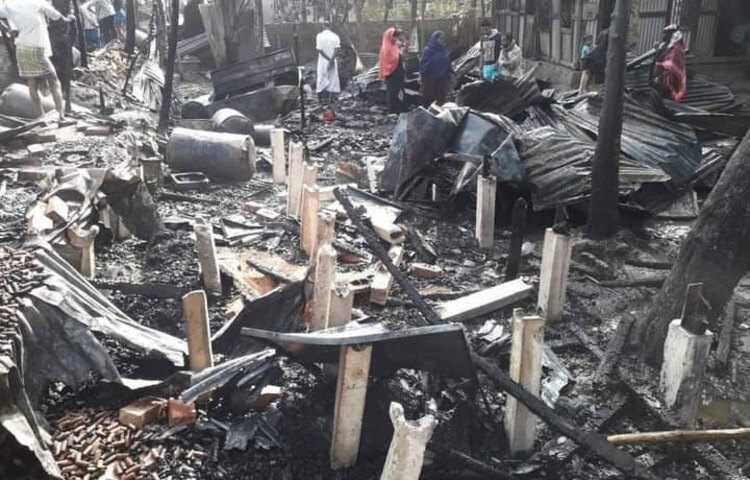 শরীয়তপুর নড়িয়া উপজেলার সুরেশ্বর বাজারে ভয়াবহ অগ্নিকাণ্ডে ২০টি দোকান ভস্মীভূত হয়েছে। সোমবার (২৩ নভেম্বর) বেলা ১১টার দিকে এ অগ্নিকাণ্ডের সূত্রপাত হয়। খবর পেয়ে ফায়ার সার্ভিসের একটি ইউনিট ঘটনাস্থলে পৌঁছে দেড়ঘণ্টা চেষ্টার পর আগুন নিয়ন্ত্রণে আনে।