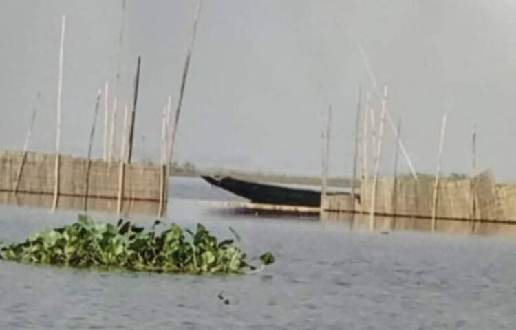 ব্রাহ্মণবাড়িয়া সদর উপজেলায় একটি মৎস্যজীবী সমবায় সমিতির কর্তৃপক্ষের বিরুদ্ধে সরকারি বিল দখলে নিয়ে অবৈধভাবে বাঁধ দিয়ে মাছ আহরণের অভিযোগ পাওয়া গেছে।