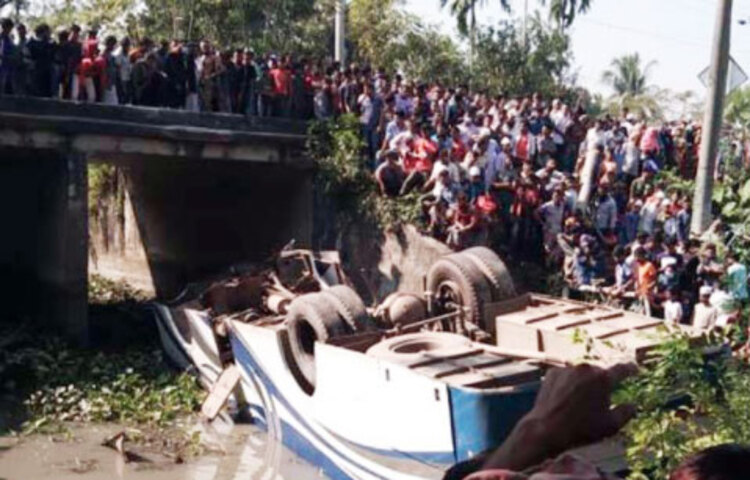 গোপালগঞ্জের টুঙ্গীপাড়ায় যাত্রীবাহী বাস নিয়ন্ত্রণ হারিয়ে খালে পড়ে চারজন নিহত হয়েছেন। আহত হয়েছেন অন্তত ৩০ জন। শনিবার (২৮ নভেম্বর) দুপুর সোয়া ১২টার দিকে উপজেলার মালেকের বাজার এলাকায় এ দুর্ঘটনা ঘটে। তবে তাৎক্ষণিকভাবে নিহতদের নাম-পরিচয় পাওয়া যায়নি।