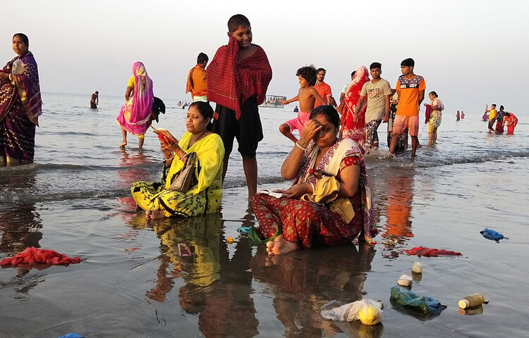 পটুয়াখালীর কুয়াকাটা সমুদ্র সৈকতে হাজার হাজার নর-নারী মিলিত হয়েছেন। পূণ্যার্থী ও দর্শনার্থীদের মিলন মেলায় পরিণত হয়েছে পুরো সৈকত। তবে চলমান বৈশ্বিক করোনাভাইরাসের কারণে সীমিত আকারে রাস পূজা উদযাপিত হচ্ছে। ছবি: জাগো নিউজ