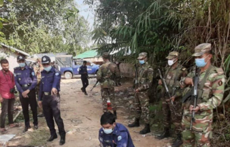 রাঙ্গামাটির নানিয়ারচরে নিরাপত্তা বাহিনীর ওপর গুলিবর্ষণের ঘটনা ঘটেছে। এ সময় নিরাপত্তা বাহিনীর পাল্টা গুলিতে নয়ন চাকমা ওরফে সাজেক চাকমা নামে এক সন্ত্রাসী নিহত হয়েছেন। বৃহস্পতিবার ৩ ডিসেম্বর) দুপুরে উপজেলার ১৯ মাইল এলাকায় এ ঘটনা ঘটে। এ সময় নিরাপত্তা বাহিনীর সদস্যরাও পাল্টা গুলি করলে নয়ন চাকমা ওরফে সাজেক চাকমা নামে এক সন্ত্রাসী নিহত হন। ছবি: জাগো নিউজ