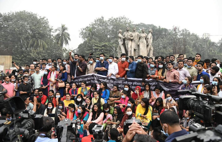 ঢাকা বিশ্ববিদ্যালয়ে ছাত্রলীগ বঙ্গবন্ধু ভাস্কর্য ভাঙার প্রতিবাদে বিক্ষোভ করছে। ছবি: জাগো নিউজ