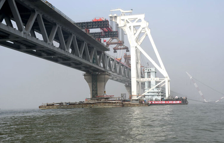 এর আগে বুধবার দুপুরের পর মাওয়া কনস্ট্রাকশন ইয়ার্ড থেকে ৩ হাজার ৬০০ টন ধারণক্ষমতার ভাসমান ক্রেন ‘তিয়ান-ই’ শেষ স্প্যানটি নিয়ে রওনা হয়। এরপর বিকেল সাড়ে ৫টার পর ক্রেনটি নির্দিষ্ট স্থানে গিয়ে পৌঁছায়। ছবি: জাগো নিউজ