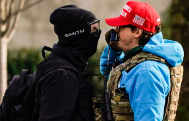 যুক্তরাষ্ট্রের ওয়াশিংটন ডিসিতে প্রেসিডেন্ট নির্বাচন পরবর্তী বিক্ষোভে ট্রাম্প সমর্থক ও ট্রাম্প বিরোধীদের মধ্যকার সংঘর্ষে শনিবার অন্তত আট ব্যক্তি আহত হয়েছেন। ডিসি মেট্রোপলিটন পুলিশ ডিপার্টমেন্টের বরাত দিয়ে এ তথ্য জানিয়েছে সিএনএন। ছবি: সংগৃহীত