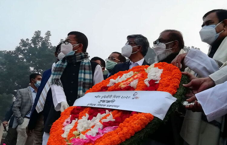 মুক্তিযুদ্ধ বিষয়ক মন্ত্রণালয়ের পক্ষ থেকে ফুলেল শ্রদ্ধা। ছবি: মাহবুব আলম