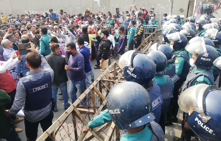 পুলিশি বাঁধার মুখে বঙ্গবন্ধুর ভাস্কর্য বাস্তবায়ন পরিষদের অভিযাত্রা। ছবি: মাহবুব আলম