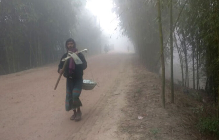 দেশের উত্তরের জেলা কুড়িগ্রামে আজ সর্বনিম্ন তাপমাত্রা রেকর্ড করা হয়েছে ৬.৬ ডিগ্রি সেলসিয়াস, যা সারাদেশে সর্বনিম্ন। ঠান্ডায় চরম বিপাকে পড়েছে শিশু ও বয়স্করা। তীব্র ঠান্ডা ও হিমেল হাওয়ায় বিপর্যস্ত হয়ে পড়েছে নিম্ন আয়ের মানুষের জীবন। ছবি: জাগো নিউজ