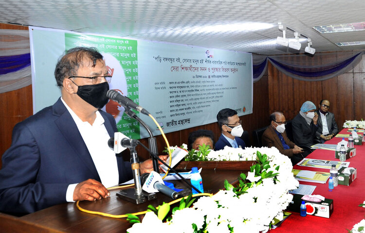 অনুষ্ঠানে প্রতিমন্ত্রী বলেন, জাতির পিতা বঙ্গবন্ধুকে বই লেখার পেছনে সবচেয়ে বেশি অনুপ্রেরণা জুগিয়েছেন তারই সহধর্মিণী বঙ্গমাতা শেখ ফজিলাতুন্নেছা। বঙ্গবন্ধুর কারাগারে অনন্তরীণ থাকাকালে বই লেখার জন্য তাকে খাতা, কলম ও পেন্সিল সরবরাহ করেছিলেন বঙ্গমাতা। ছবি: সংস্কৃতি বিষয়ক মন্ত্রণালয়