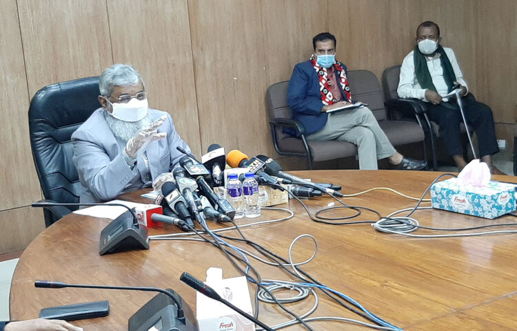 আগামী জুনের মধ্যে আরও ৬ কোটি ডোজ করোনাভাইরাসের টিকা বাংলাদেশে আসছে বলে জানিয়েছেন মন্ত্রিপরিষদ সচিব খন্দকার আনোয়ারুল ইসলাম। আজ সচিবালয়ে মন্ত্রিসভা বৈঠকের ব্রিফিংয়ে মন্ত্রিপরিষদ সচিব খন্দকার আনোয়ারুল ইসলাম এ তথ্য জানান। ছবি: জাগো নিউজ