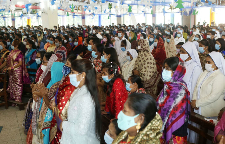 রাজধানীর তেজগাঁও হলি রোজারিও চার্চে বড়দিনের খ্রীস্টযোগে করোনা থেকে মুক্তির প্রার্থনা করা হয়। ছবি: মাহবুব আলম