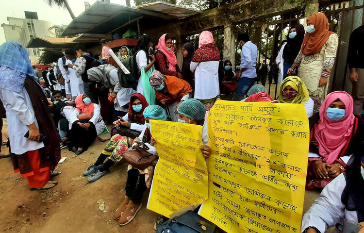 বেসরকারি কলেজ স্থাপন ও পরিচালন নীতিমালা প্রতিপালনে ব্যর্থ হওয়ায় গত নভেম্বরে বন্ধ হয়েছে রাজশাহীর শাহ মখদুম মেডিকেল কলেজ। এতে কলেজের বিভিন্ন বর্ষের ২০৭ জন শিক্ষার্থী পড়েছেন চরম বিপাকে। মাইগ্রেশনে ভর্তি হতে অন্য কলেজ দাবি করছে অর্থ, আর সুযোগ বুঝে বন্ধ হওয়া কলেজের মালিক সনদ আটকে শিক্ষার্থীদের কাছ থেকে দাবি করছেন অর্থ। ছবি: জাগো নিউজ