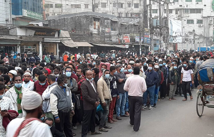 আজ বিকাল তিনটায় দেওয়ানবাগ পীরকে শেষবারের দেখার এমন ভিড় দেখা যায়। ছবি: বিপ্লব দিক্ষিৎ