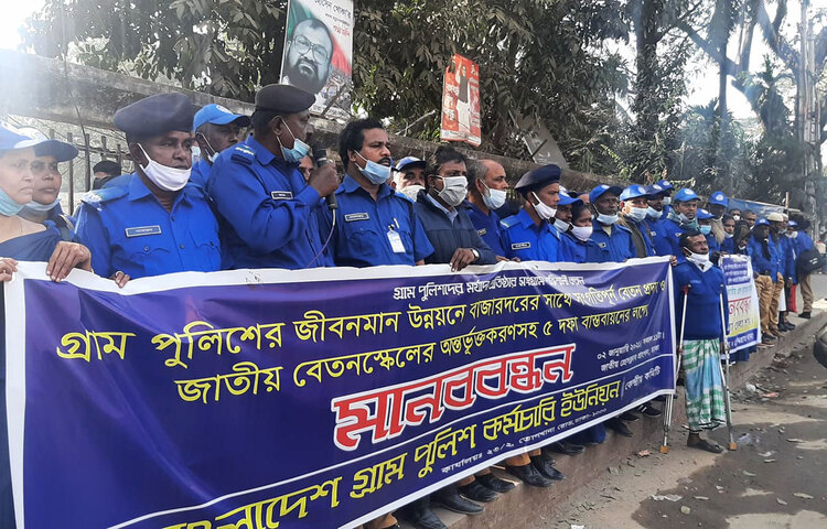 মানববন্ধনে গ্রাম পুলিশ সদস্যরা বলেন, ৫০ বছরে বাংলাদেশে বহুবার ক্ষমতার হাত বদল হয়েছে। কিন্তু আমাদের দিকে কেউ ফিরেও তাকায়নি। প্রায় ৪০ বছর এভাবেই আমাদের জীবন চলছে। ছবি: বিপ্লব দিক্ষিৎ