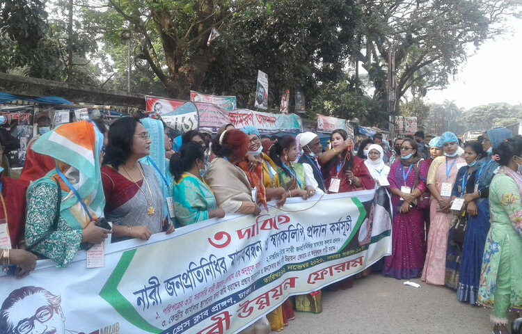 দাফতরিক নথিতে স্বাক্ষরসহ ৩ দফা দাবিতে নারী জনপ্রতিনিধিদের মানববন্ধন অনুষ্ঠিত হয়েছে জাতীয় প্রেসক্লাবের সামনে। ছবি: আলী ইউনুস