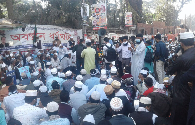 জাতীয় প্রেসক্লাবের সামনে ১৫ দিন ধরে মাদরাসা শিক্ষকদের অবস্থান ধর্মঘট চলছে। ছবি: জাগো নিউজ