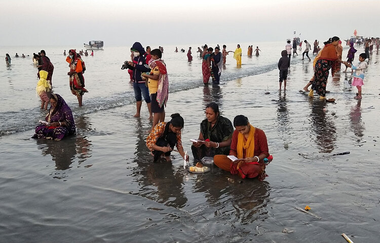 বঙ্গোপসাগরের লোনা জলে নেমেছে হিন্দু সম্প্রদায়ের হাজারো নর-নারী। মানতকারীরা মাথা ন্যাড়াসহ প্রায়শ্চিত্ত ও পিণ্ড দান করেন। পূণ্যের আশায় বেলপাতা, ফুল, ধান, দূর্বা, হরীতকী, ডাব, কলা, তেল ও সিঁদুর সমুদ্রের জলে অর্পণ করেন। ছবি: জাগো নিউজ