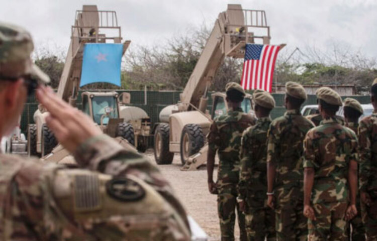 পূর্ব আফ্রিকার দেশ সোমালিয়ায় মোতায়েন করা প্রায় সব সেনা সদস্যকে দেশে ফিরিয়ে আনতে মার্কিন প্রতিরক্ষা সদর দফতর পেন্টাগনকে নির্দেশ দিয়েছেন বিদায়ী প্রেসিডেন্ট ডোনাল্ড ট্রাম্প। ২০২১ সালের প্রথম দিকেই সেনা প্রত্যাহারের কাজ শেষ করতে হবে বলে এক বিবৃতিতে জানিয়েছে প্রতিরক্ষা দফতর।