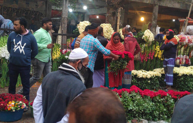 রাজধানীর শাহবাগের ফুলের দোকানে বিক্রি ভালোই হচ্ছে। তবে করোনার কারণে বিগত কয়েক মাস ধরে বিক্রি কমে গিয়েছিল। ছবি: জাগো নিউজ