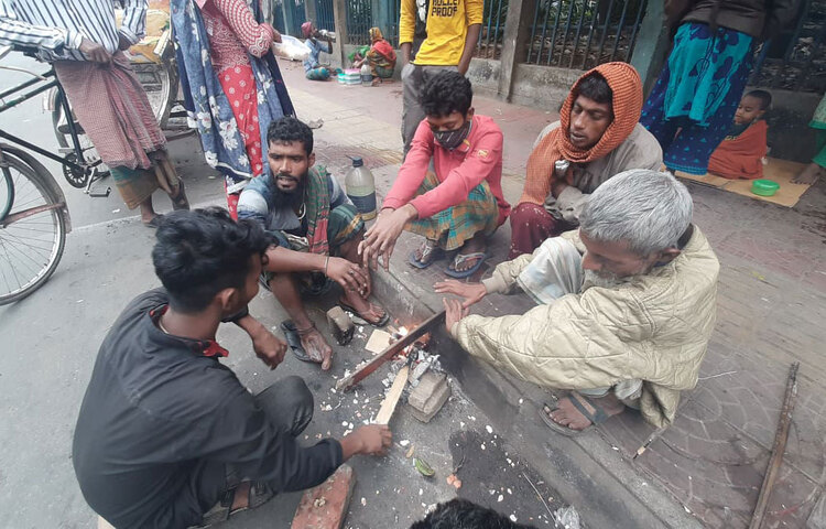 রাজধানীর ফুটপাতের ছিন্নমূল মানুষ শীতের থেকে বাঁচতে আগুন পোহাচ্ছেন। ছবি: বিপ্লব দিক্ষিৎ