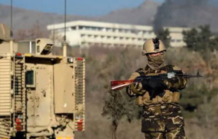 আফগানিস্তানের রাজধানী কাবুলে কয়েক দফা রকেট হামলা চালানো হয়েছে। শনিবার সকালের ওই সিরিজ রকেট হামলায় একজন নিহত এবং আরও বেশ কয়েকজন আহত হয়েছে। এরপর সেখানে নিরাপত্তা জোরদার করা হয়। ছবি: এএফপি