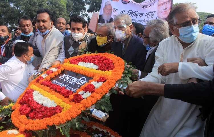 শ্রদ্ধা নিবেদন করছে বাংলাদেশ জাতীয়তাবাদী দল (বিএনপি)। ছবি: মাহবুব আলম