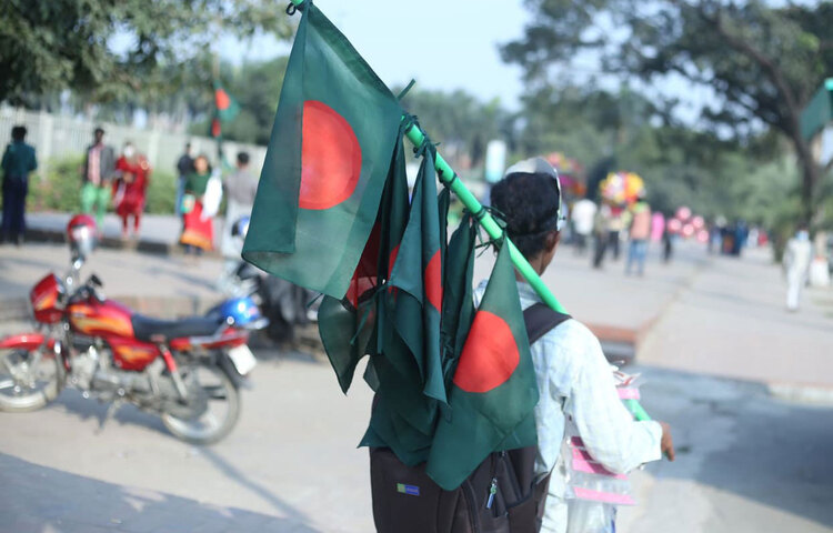 প্রতি বছরের চেয়ে এ বছর পতাকা বিক্রি কম। তাই পতাকা বিক্রেতাদের মন খারাপ। ছবি: মাসুদ রানা