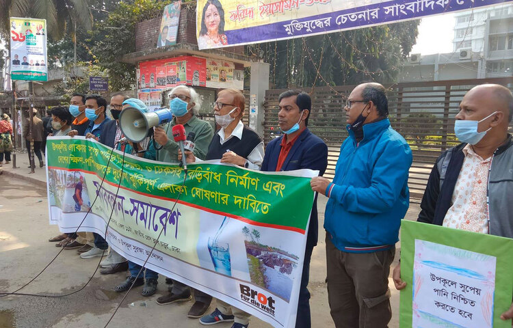 দেশের দক্ষিণ-পশ্চিমাঞ্চলকে দুর্যোগ ঝুঁকিপূর্ণ এলাকা ঘোষণার দাবিতে বাংলাদেশ উপকূল সুরক্ষা আন্দোলন নামের একটি সংগঠন মানববন্ধন করেছে জাতীয় প্রেসক্লাবের সামনে। ছবি: জাগো নিউজ