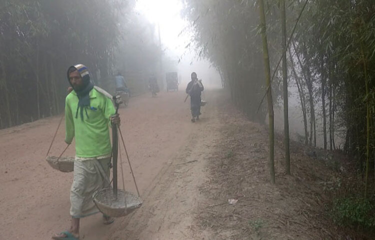 গতকাল মৃদু শৈত্যপ্রবাহ থাকলেও আজ কুড়িগ্রামের তাপমাত্রা কমে যাওয়ায় মাঝারি শৈত্যপ্রবাহ চলছে বলে জানিয়েছে রাজারহাট আবহাওয়া অফিস। ছবি: জাগো নিউজ
