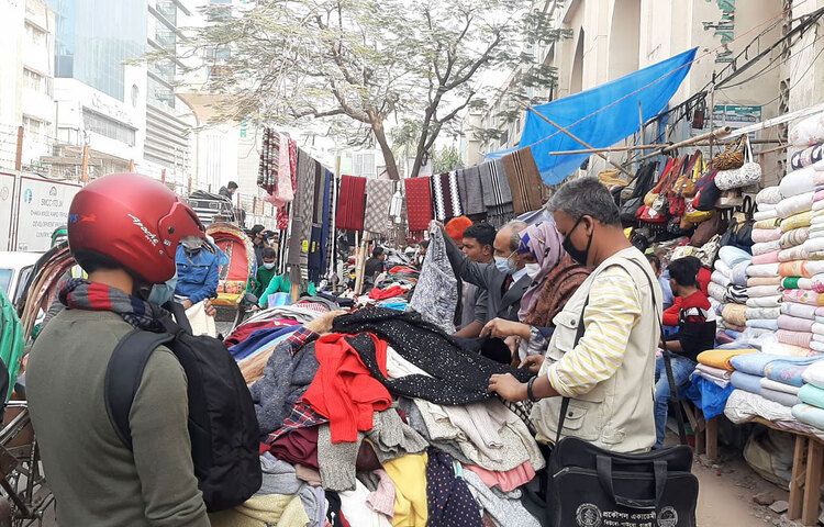 ফুটপাত দখল করে দোকান বসাতে পথচারীদের দুর্ভোগ পোহাতে হচ্ছে প্রতি দিন। ছবিটি রাজধানীর জাতীয় মসজিদ বায়তুল মোকাররমের সামনে থেকে তোলা। ছবি: বিপ্লব দিক্ষিৎ
