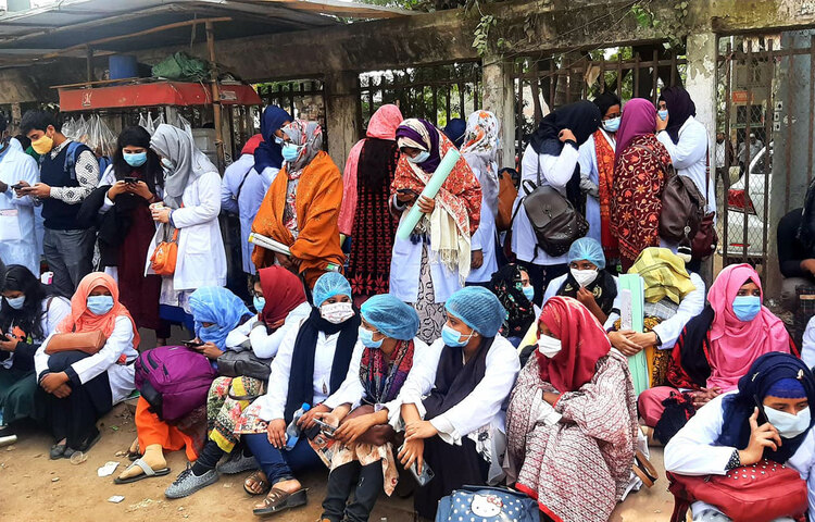 আজ সকালে জাতীয় প্রেস ক্লাবের সামনে নিজেদের সমস্যার কথা বলতে এসেছেন ভুক্তভোগী শিক্ষার্থীরা। তারা বলছেন, স্বাস্থ্য অধিদফতর, শাহ মখদুম মেডিকেল ও অন্যান্য মেডিকেল কলেজ শিক্ষার্থীদের নিয়ে ফুটবলের মতো খেলছে। সেশনজটের আশঙ্কাসহ মানসিকভাবে ভেঙে পড়েছেন এসব শিক্ষার্থী। ছবি: জাগো নিউজ