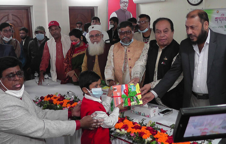 ‘শিক্ষা নিয়ে গড়বো দেশ, শেখ হাসিনার বাংলাদেশ’ এ স্লোগানে বছরের প্রথম দিনে ঝালকাঠিতে শুরু হয় বই উৎসব। আজ সদর উপজেলা পরিষদ অডিটোরিয়ামে বই উৎসবের উদ্বোধন করা হয়। ছবি: জাগো নিউজ